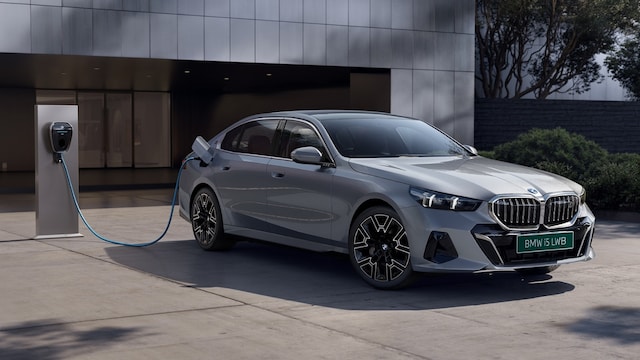 BMW i5 LWB 起价为 7.96 亿卢比，续航里程为 669 公里；第一版已售出 99 套 – CNBC TV18