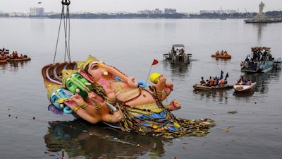 Hyderabad: People immerse the towering Panchamukha Sankatahara Maha Ganapati idol from Khairatabad, with the help of a crane, at Hussain Sagar Lake on the last day of the 'Ganesh Chaturthi' festival, in Hyderabad, Telangana, Friday, Sept. 25, 2026. (PTI Photo)(PTI09_25_2026_000303B)