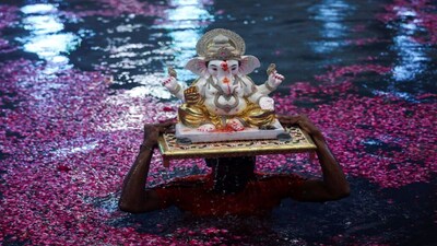 A volunteer carries an idol of the Hindu God Ganesh, the deity of prosperity, for immersion in an artificial pond during the ten-day-long Ganesh Chaturthi festival in Mumbai, India, August 28, 2025. REUTERS/Francis Mascarenhas      TPX IMAGES OF THE DAY