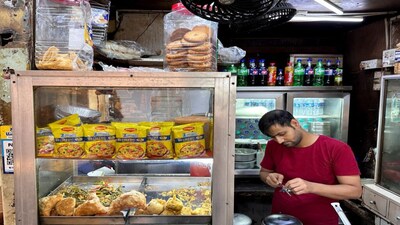 Nestle Maggi 2-Minute Noodles packets are dispayed at a food stall in Mumbai, India, August 21, 2026. Picture taken with a mobile phone. REUTERS/Francis Mascarenhas