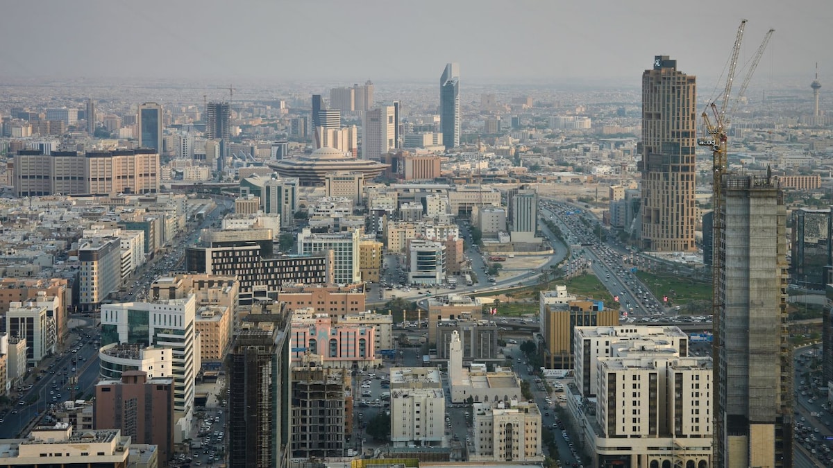 US orders some diplomats to leave Saudi Arabia amid Houthi attacks