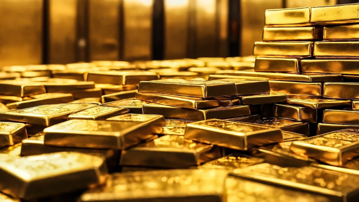 Gold slips as investors weigh Fed rate outlook