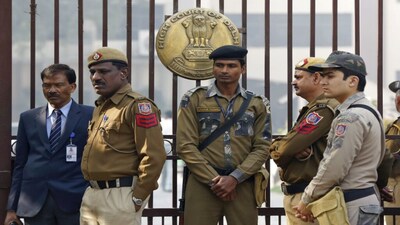 Policemen stand guard outside the high court during the bail hearing of Kanhaiya Kumar, a Jawaharlal Nehru University (JNU) student union leader who was arrested for sedition, in New Delhi, India, February 24, 2016.   REUTERS/Adnan Abidi