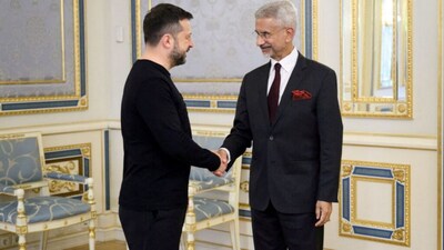 Ukraine's President Volodymyr Zelenskiy shake hands with Indian Foreign Minister Subrahmanyam Jaishankar, amid Russia's attack on Ukraine, in Kyiv, Ukraine September 3, 2026. (Image Reuters)
