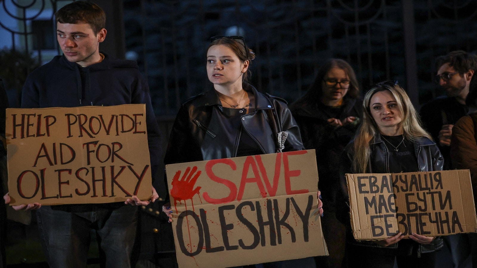 A rare Russia-Ukraine truce allows a humanitarian mission to reach the stricken city of Oleshky