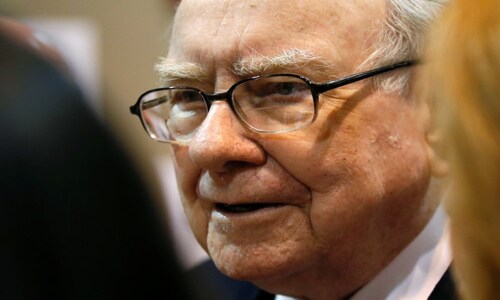 Warren Buffett can't find anything 'that attractive' to invest big