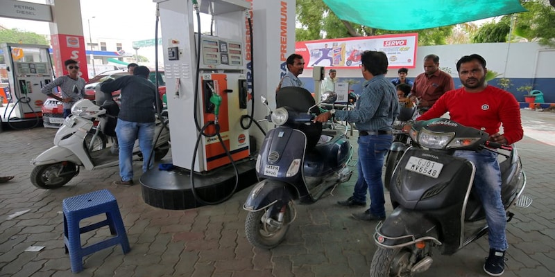 Maharashtra government follows centre's path; Reduces petrol price by another Rs 2.5 per litre