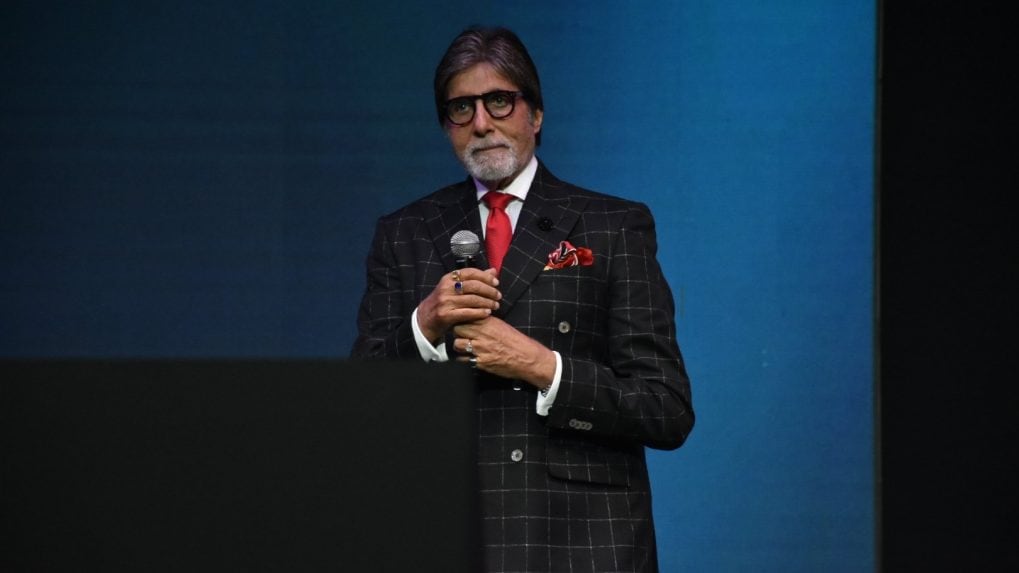 KBC 13: सुर्खियों में Amitabh Bachchan की 'Tie-Bow', फैंस को दे रहे फैशन  गोल्स | वनइंडिया हिंदी - YouTube