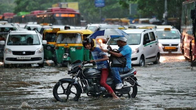 Heavy Rains Lash Parts Of Delhi Cnbc Tv18 0561