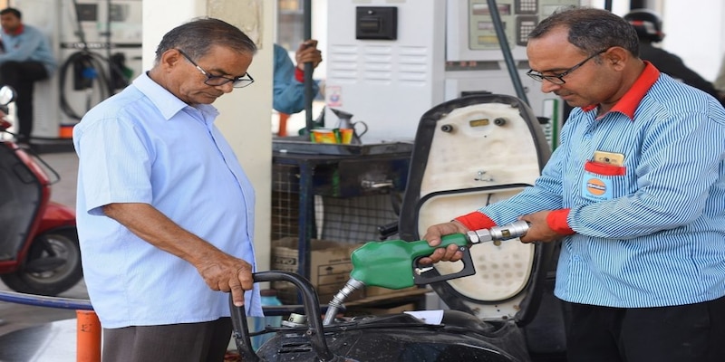 Petrol price rises in Mumbai, New Delhi and Chennai; diesel unchanged