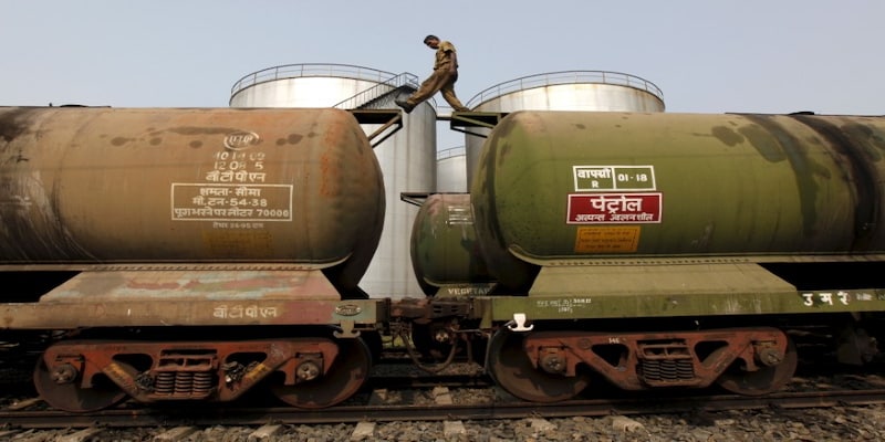 Indian state refiners near first annual deals to buy Russian oil