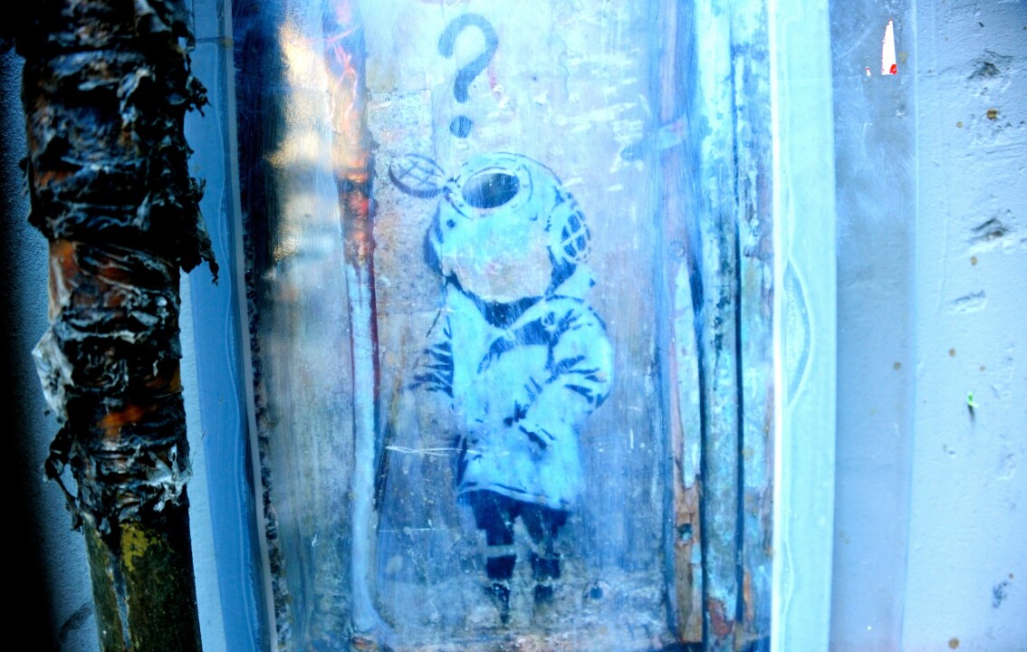 A rare Banksy in the city: Little Diver was less than one metre tall, wearing a duffle coat and a diving mask which was painted by famous British graffiti artist Banksy who had visited Melbourne in 2003. Much later, vandals destroyed the Little Diver by pouring silver paint, tagging ‘Banksy woz ere’ and ruining the artwork forever. 