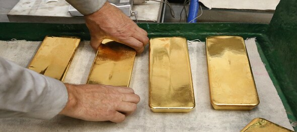 Gold falls as rate hike views steady dollar