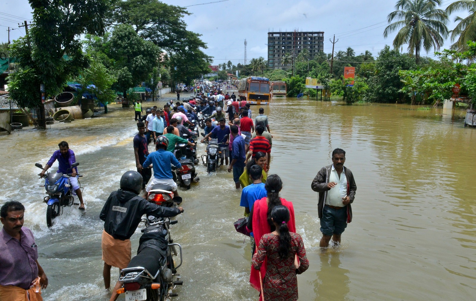 Thousands await rescue in Kerala amid deadly floods - cnbctv18.com