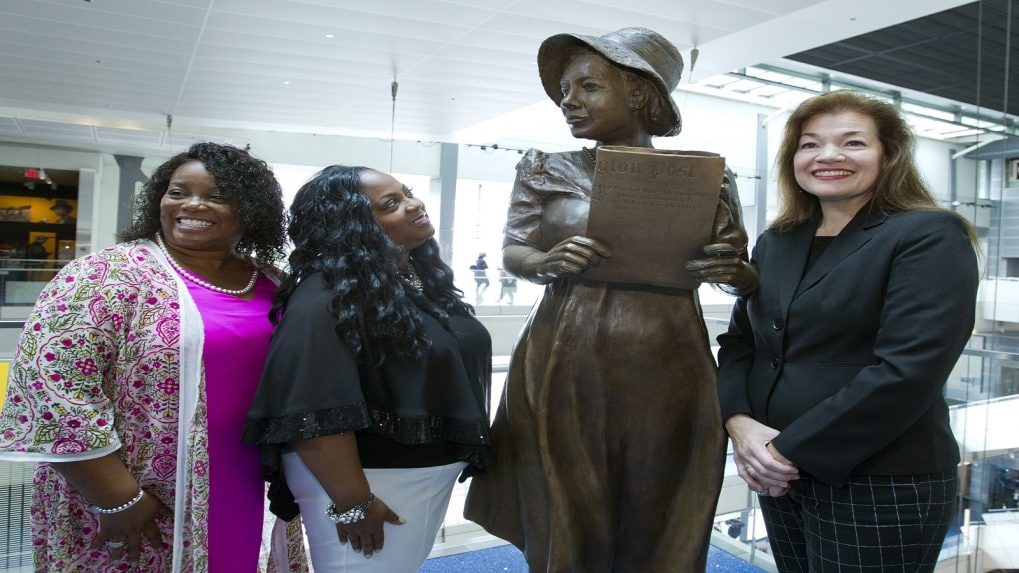 First black female White House reporter gets Newseum statue