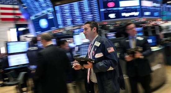 The S&P 500 ends flat as investors await bank earnings