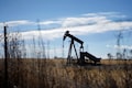 Oil falls on rising US stockpiles, but markets remain tense