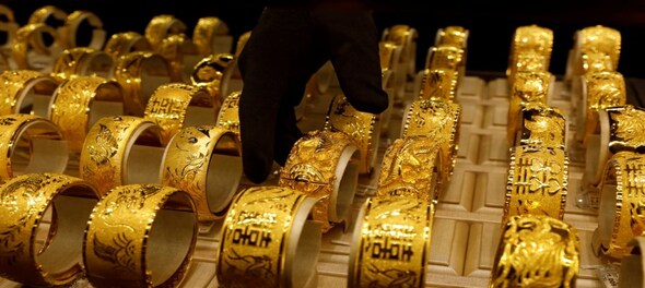 Gold prices hit one-week high as dollar turns lower