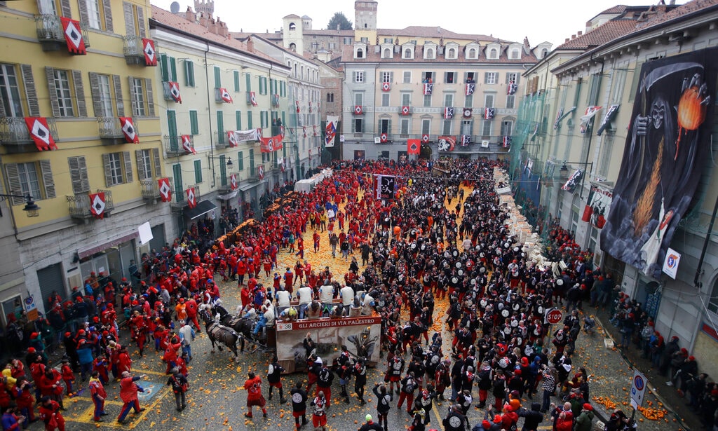 The Carnival of Ivrea: Italians celebrate the 'Battle of the Oranges ...