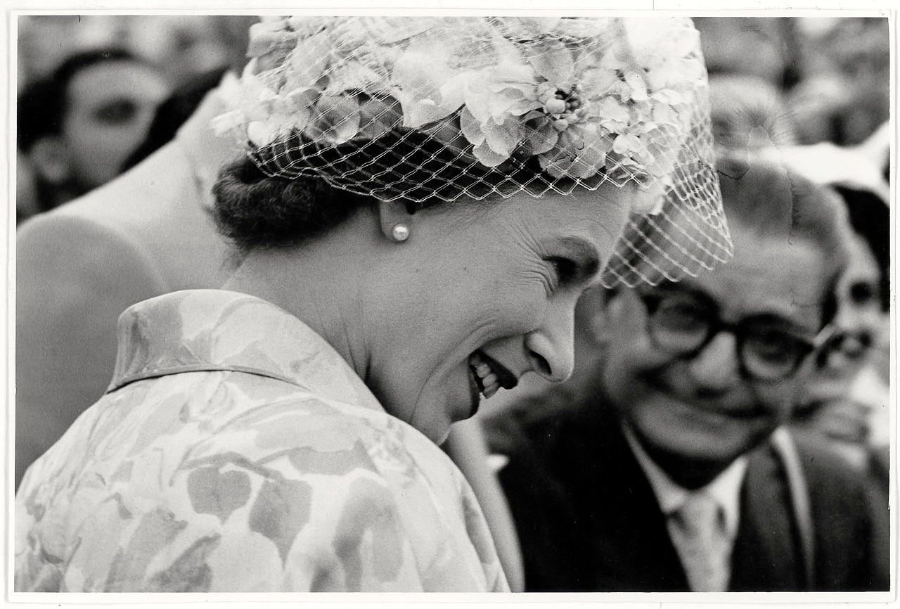 Queen Elizabeth during her India visit photographed by Homai Vyarawalla (Photo courtesy: Parzor publication <em>‘</em><em>India In Focus: Camera Chronicles of Homai Vyarawalla</em>’).