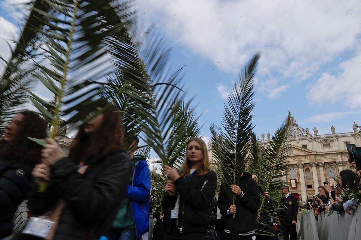 Thousands attend Palm Sunday Mass in Vatican's St. Peter's Square