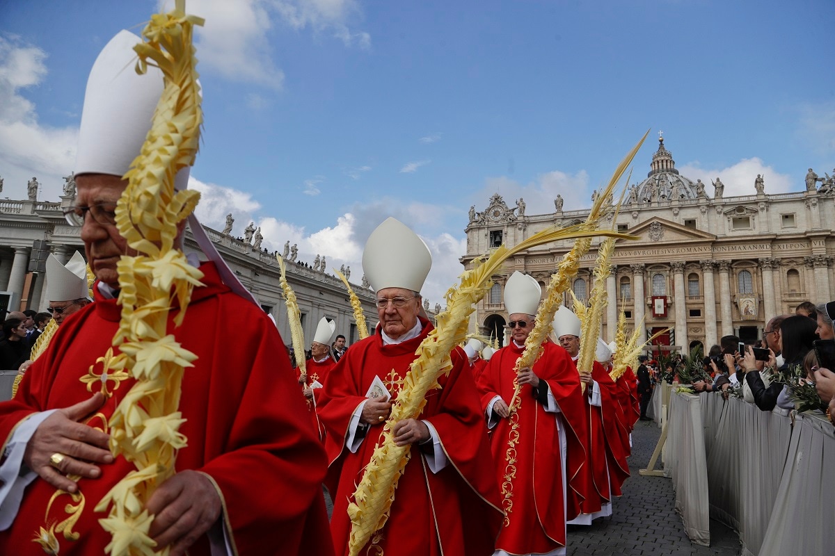 Thousands attend Palm Sunday Mass in Vatican's St. Peter's Square