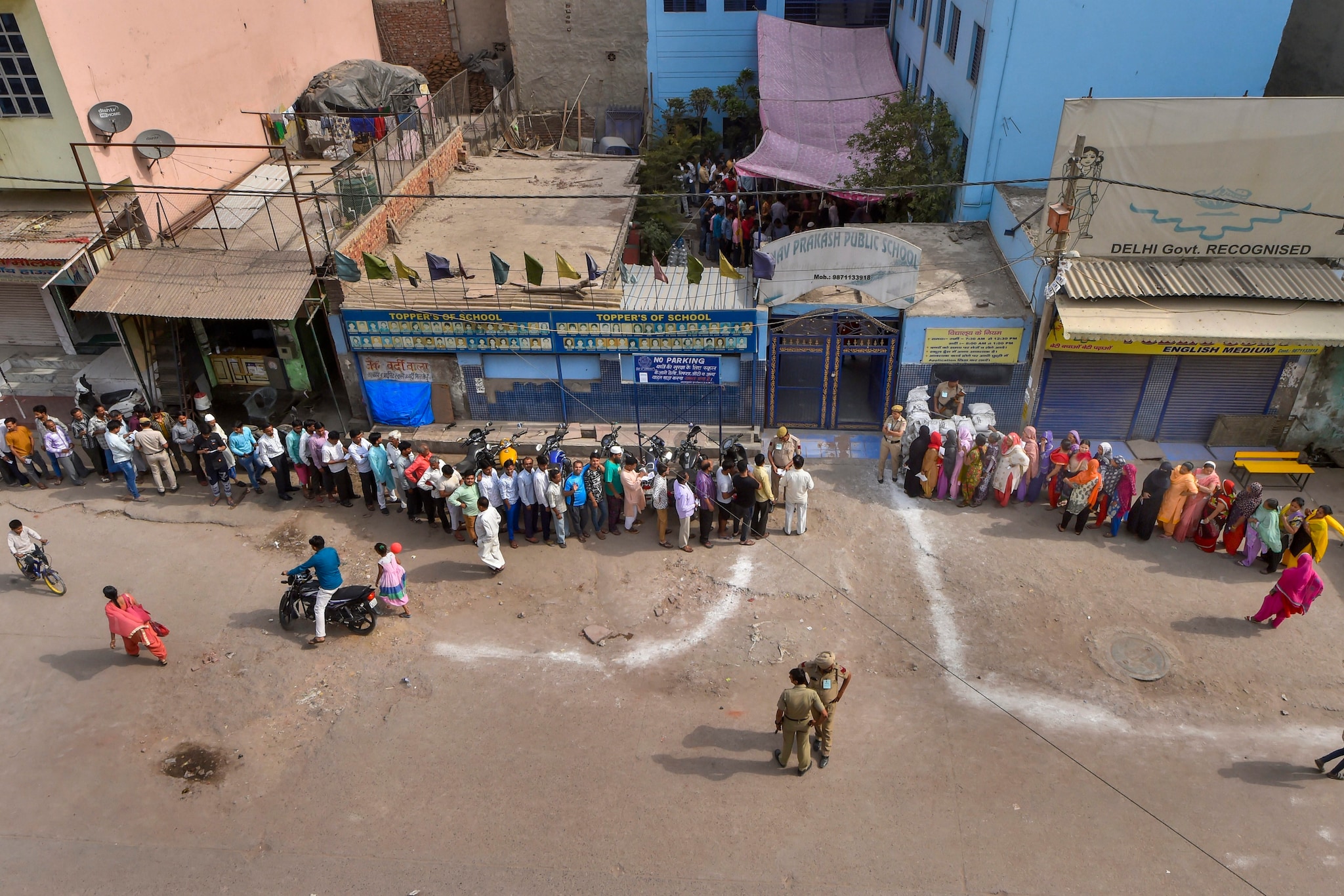People cast their votes in sixth phase of 2019 Lok Sabha elections - cnbctv18.com4800 x 3202