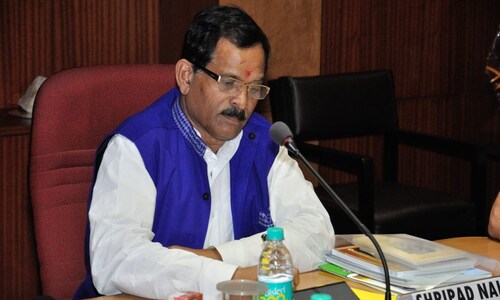 Union Minister Shripad Naik injured, wife dies in car accident