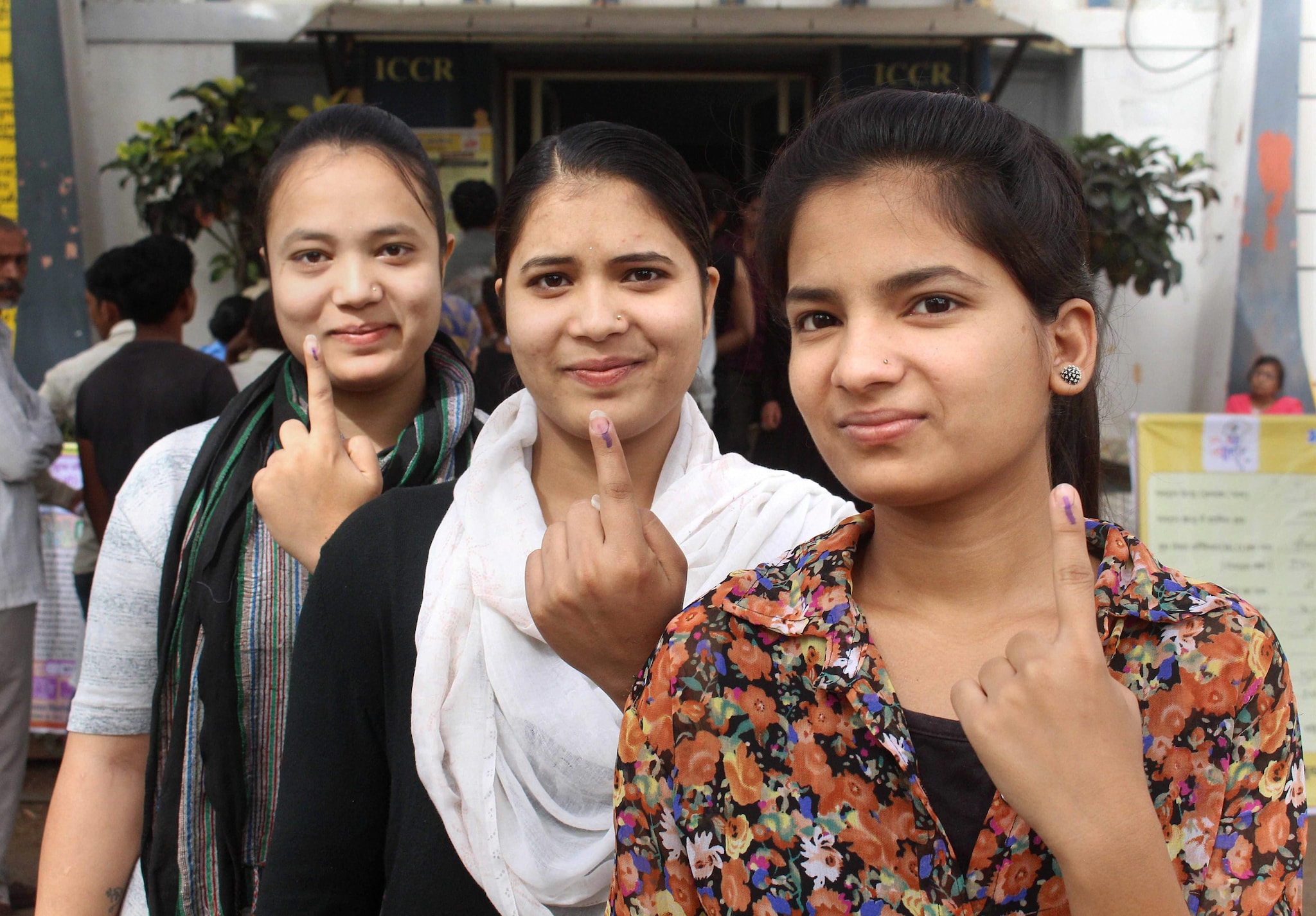 People cast their votes in sixth phase of 2019 Lok Sabha elections - cnbctv18.com4800 x 3340