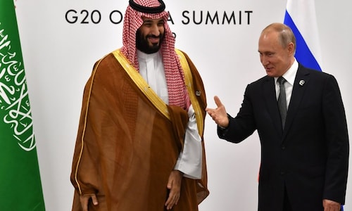Russia agrees with Saudi Arabia to extend deal to curb oil output