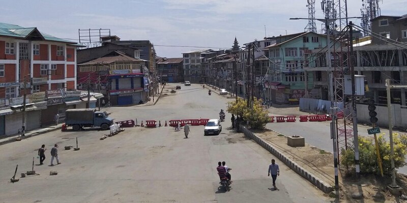As the world ushers in New Year, internet shutdown nears 5 months in Kashmir