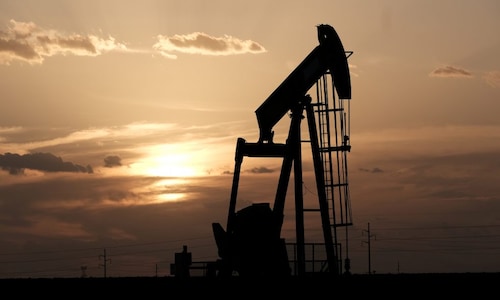 Oil prices fall 1.5% on renewed trade fears, anemic growth