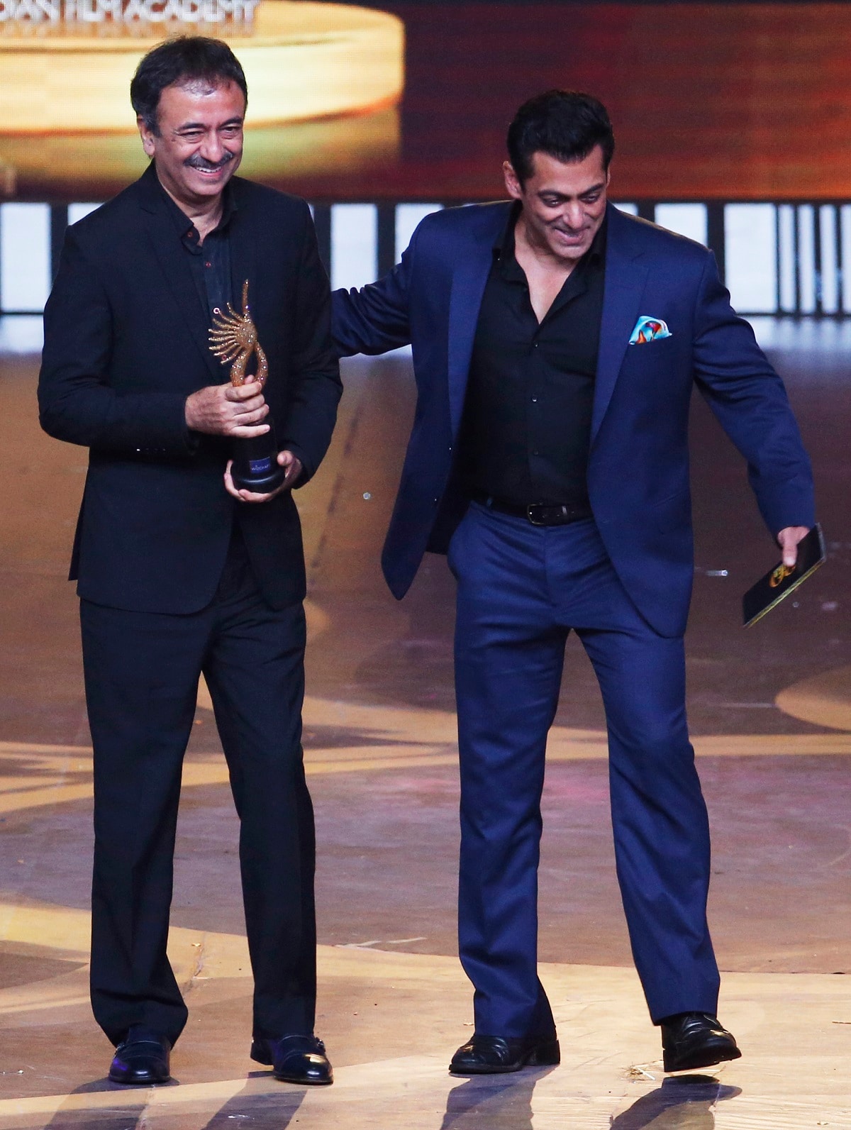 Salman Khan Wipes His Sweat From Ranveer Singh Outfit At IIFA Awards 2019 