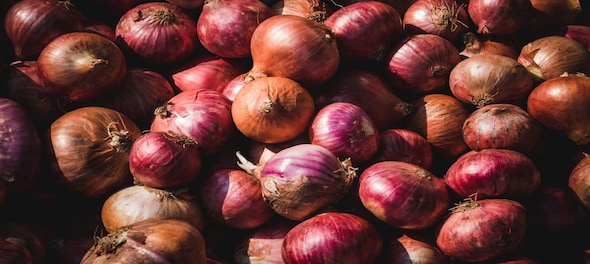 Govt considering lifting ban on onion exports as fresh arrival starts