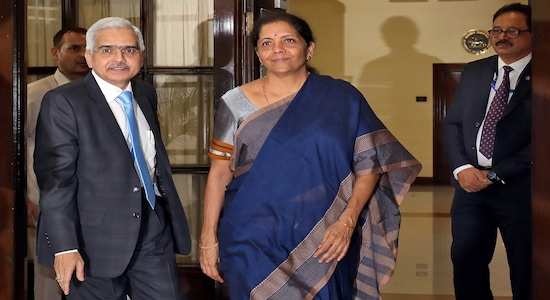 FILE PHOTO: India's Finance Minister Nirmala Sitharaman and the Reserve Bank of India (RBI) Governor Shaktikanta Das arrive to attend the RBI's central board meeting in New Delhi, India July 8, 2019. REUTERS/Anushree Fadnavis/File Photo