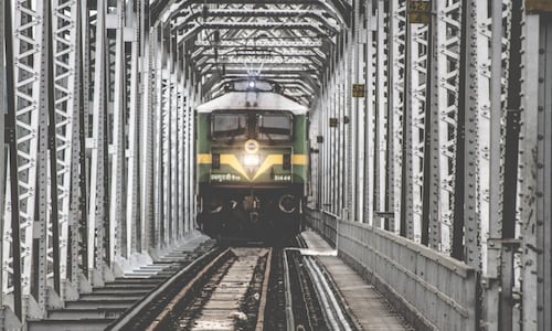 Track glitch disrupts suburban train services in Mumbai