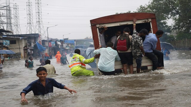 In pictures: Heavy monsoon rains lash Mumbai, cause commuter chaos ...