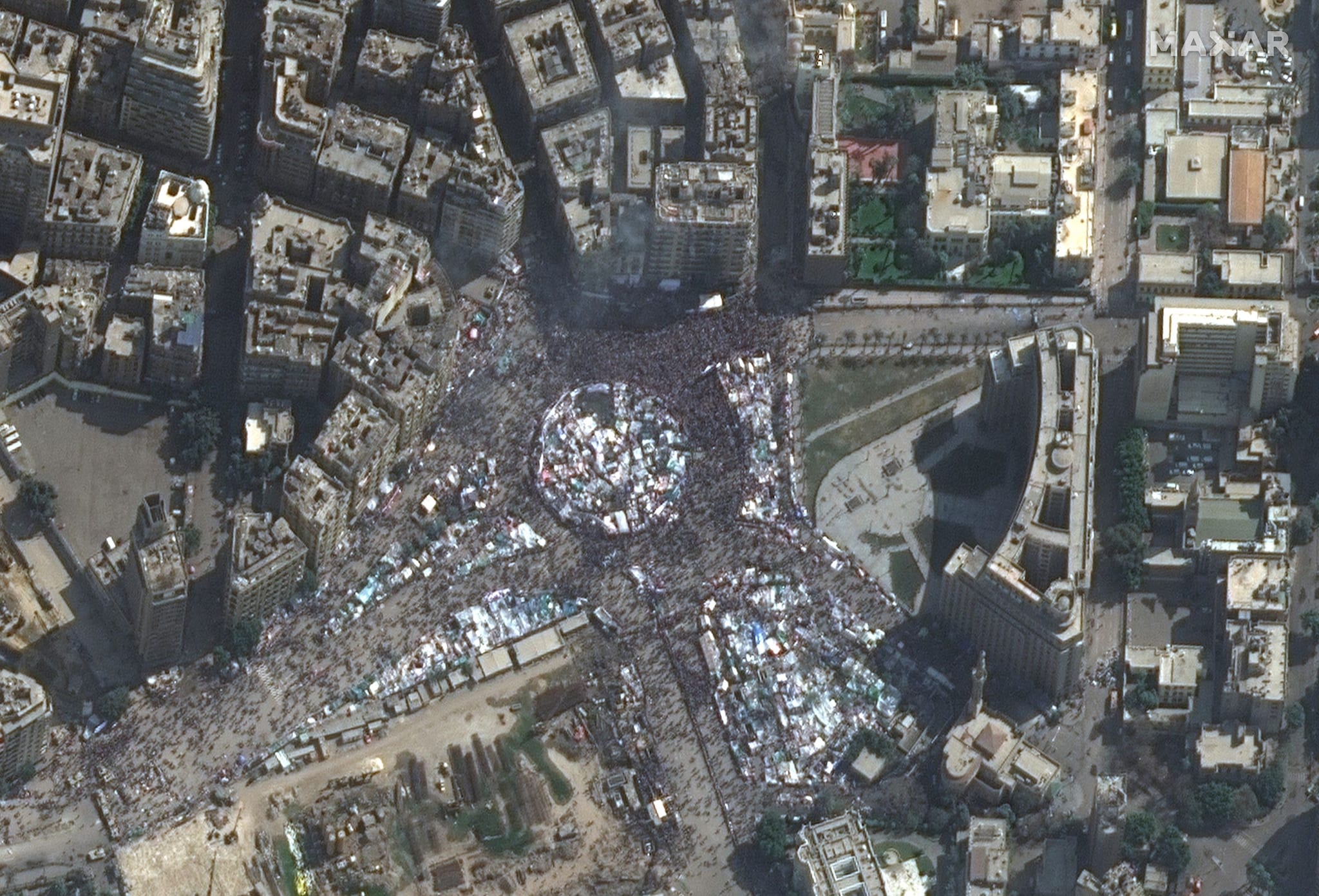Спутник 2000 года. Каир со спутника. Фото человека со спутника. Белый дом со спутника. Снимки людей со спутника Голливуд.
