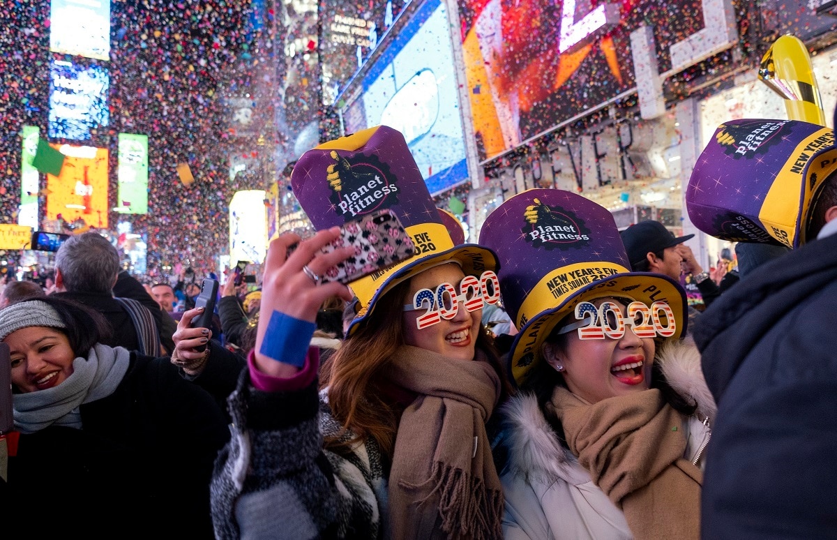 Kisses, cheers, fireworks 2020 in Times Square