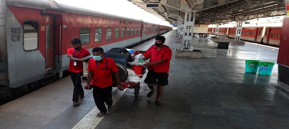 Maha CM asks Centre not to charge train fare from migrant workers