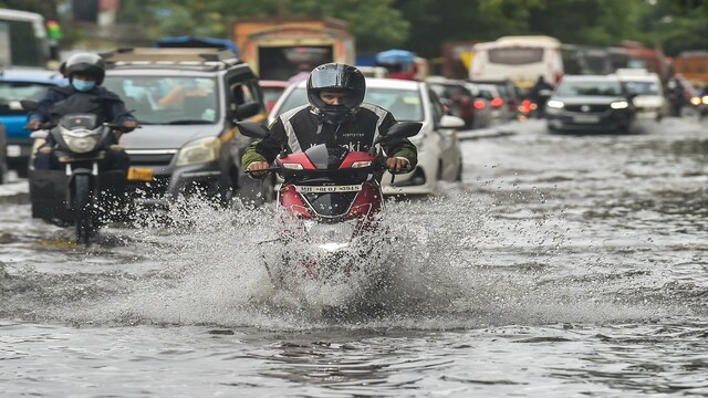 400 vehicles submerged in flooded parking lot in Mumbai - CNBC TV18