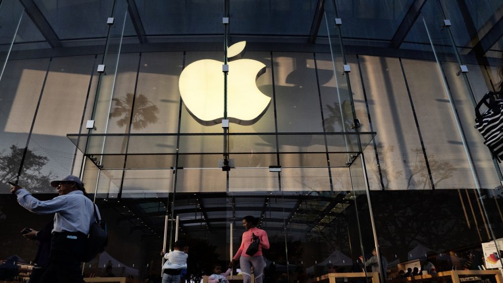 Apple shuts 8 retail stores in US and Canada amid surge in COVID