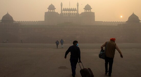 Dense fog shrouds Delhi; air quality remains 'severe'
