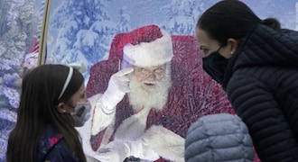 Santa Claus is coming to town: Seeing Father Christmas safely in the US