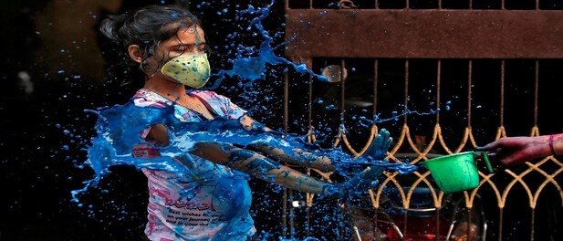 Holi 2022: How To Protect Your Eyes And Skin From Harmful Colours Holi 2022: How To Protect Your Eyes And Skin From Harmful Colours