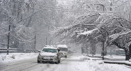 Intermittent snowfall continues to disrupt air traffic in Kashmir for second consecutive day