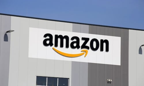 Amazon, Flipkart violating COVID-19 curbs, says traders' body