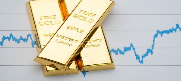 Gold hovers near seven-week peak as US bond yields slips