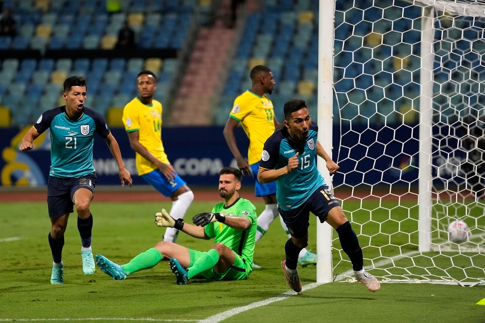 Ecuador mantuvo a Brasil en vigor para un empate 1-1 el domingo para asegurar un lugar en los cuartos de final de la Copa América.  (Imagen y texto: AP)