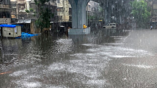 In pics: Heavy rains wreck havoc across Mumbai - CNBC TV18